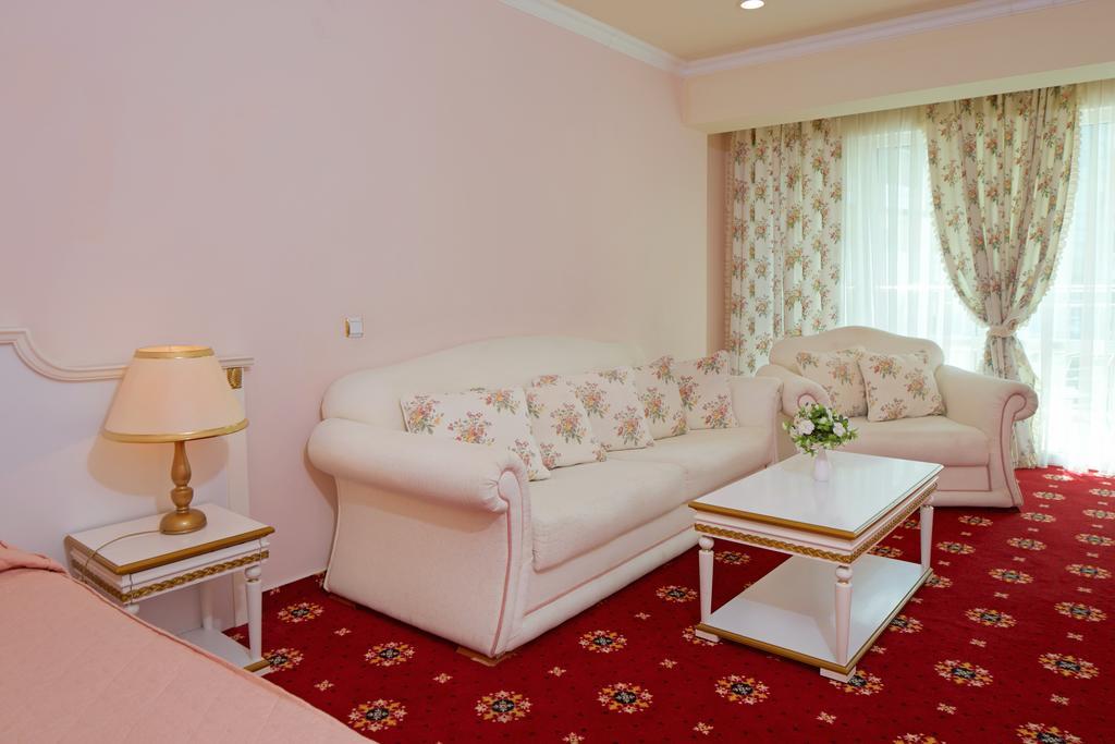 Planeta Hotel & Aquapark Free Beach Access Sunny Beach Exterior photo A room at the hotel